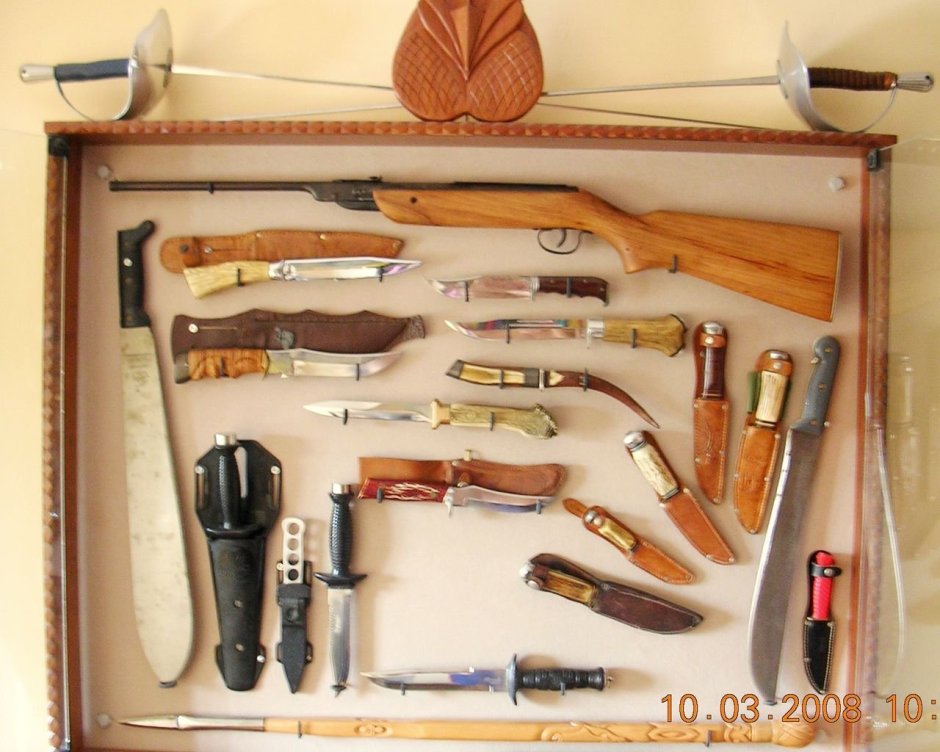 Коллекция сабель на стене