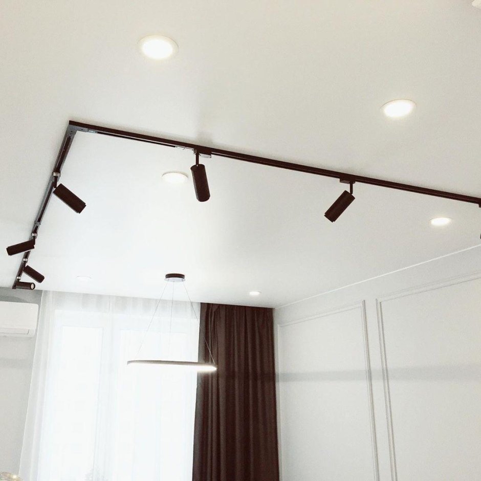 Потолок с трековыми светильниками