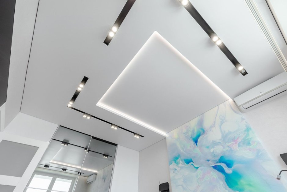 Потолок с трековыми светильниками