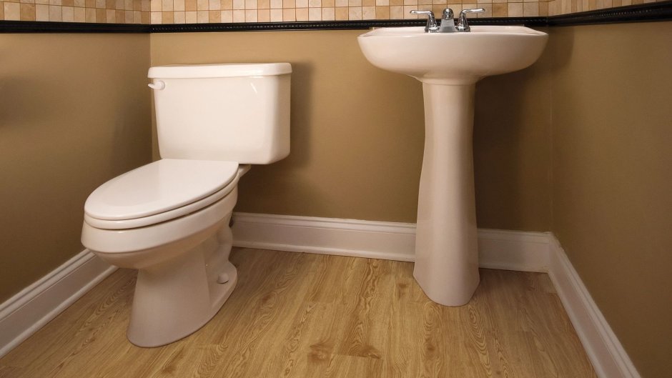 ПВХ плитка в ванной комнате