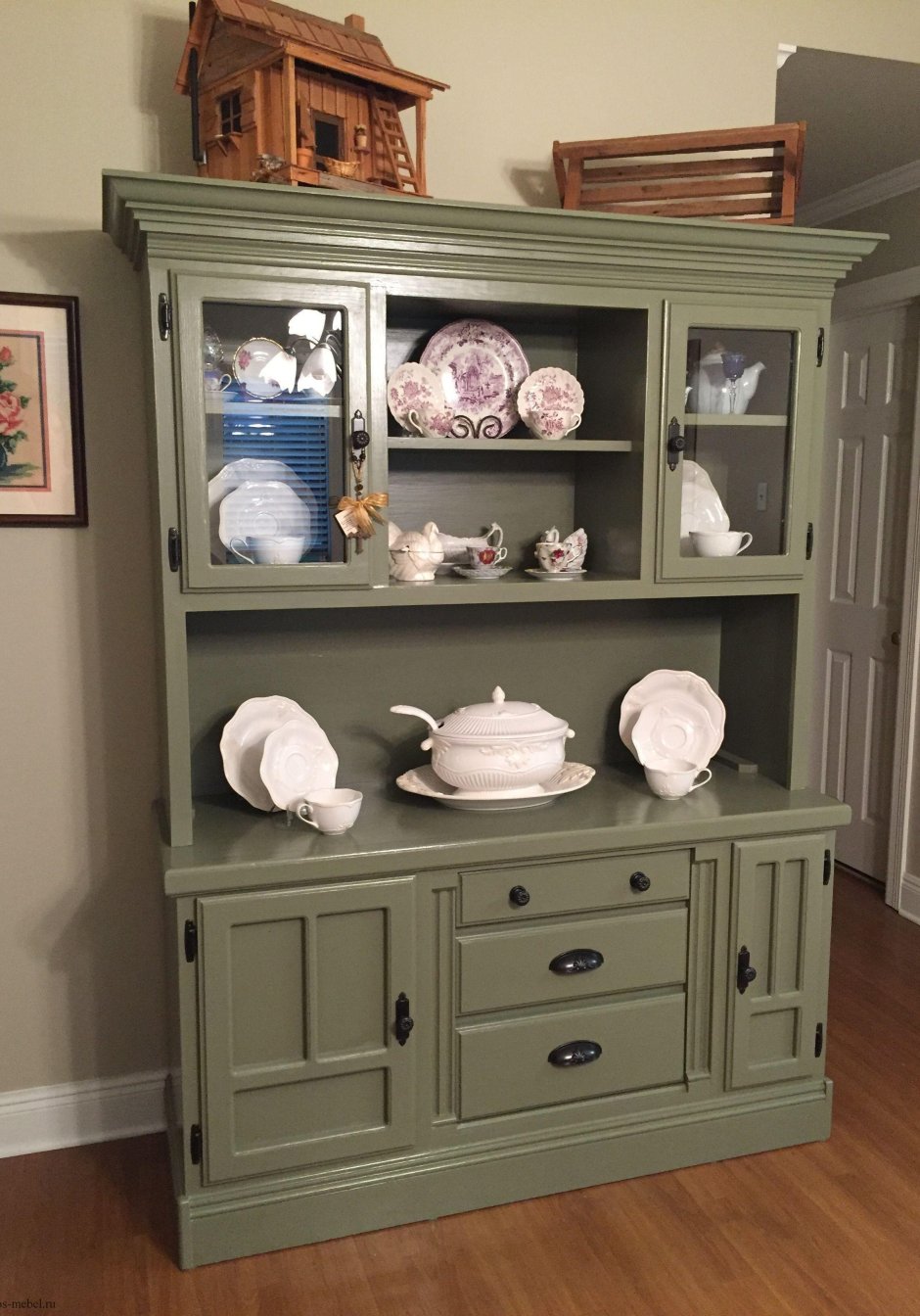 Старый шкаф для посуды