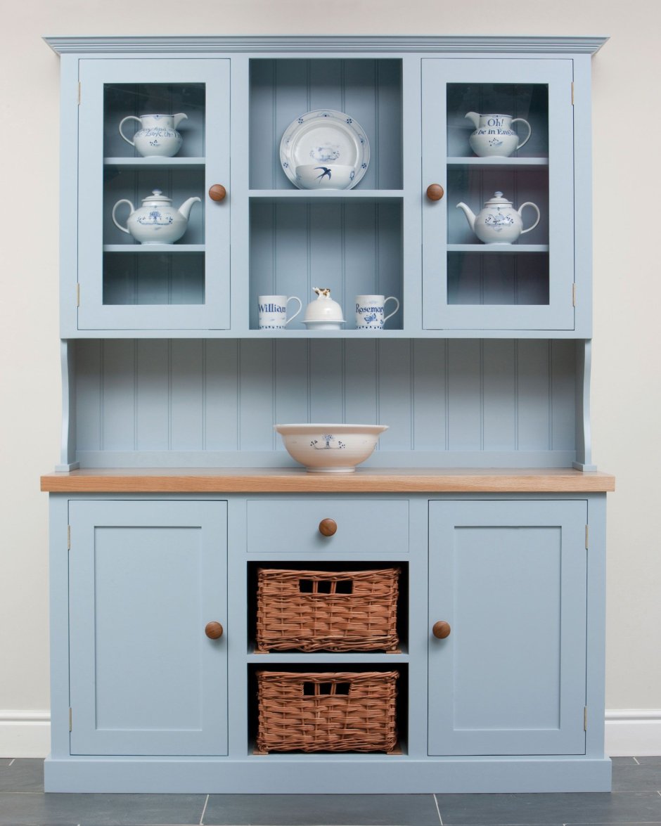 Винтажный буфет с посудой