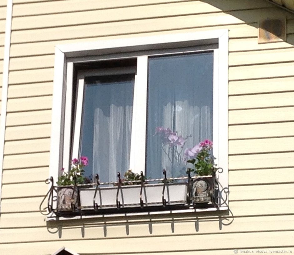 Кованые цветочницы на окна