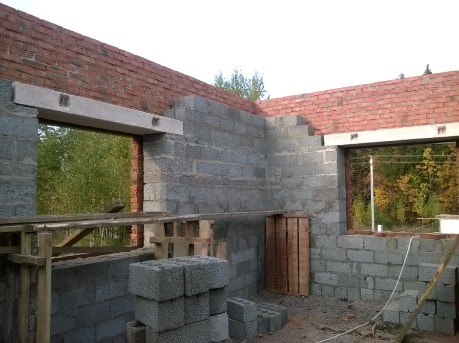 Вальмовая крыша с пристройкой