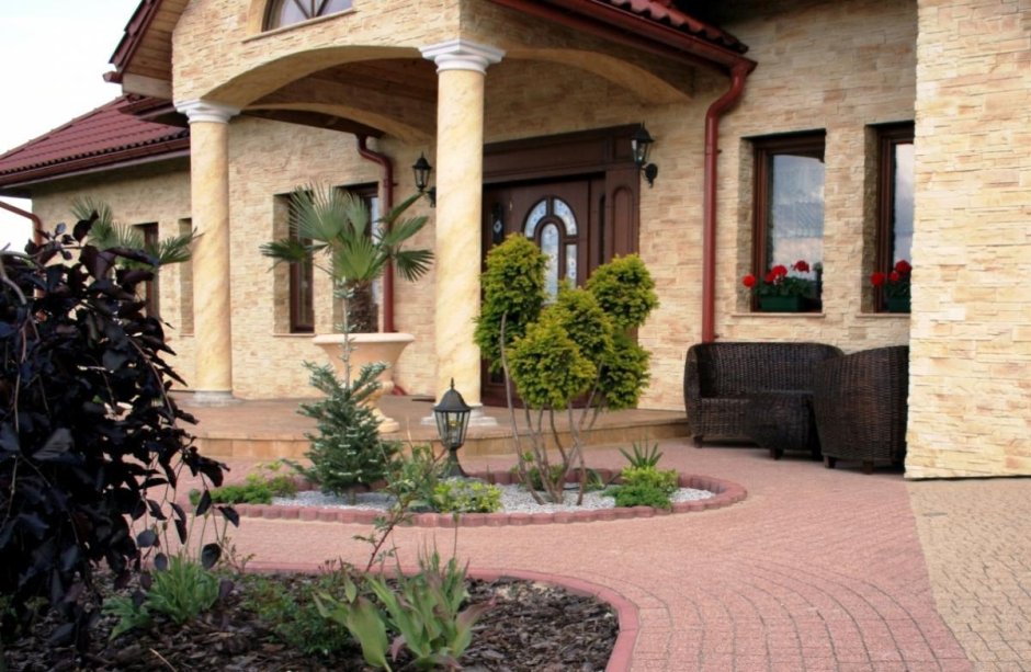 Отделка двора камнем