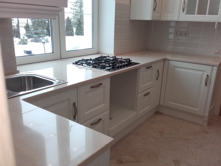 Кухня со столешницей у окна