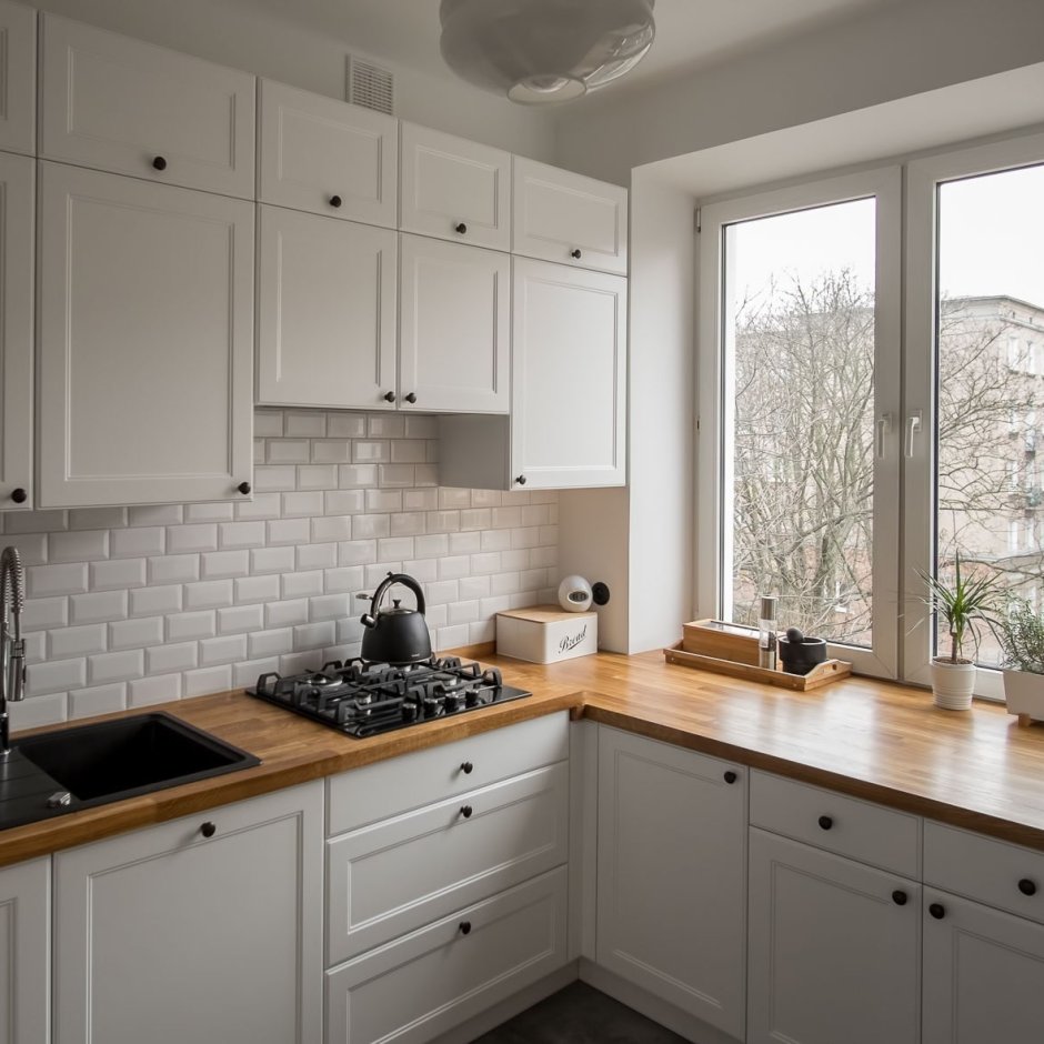 Маленькая кухня стол подоконник