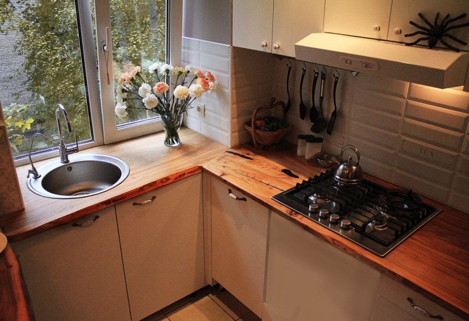 Маленькая кухня с подоконником столешницей