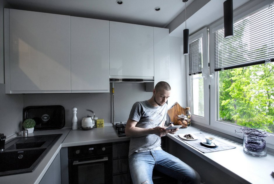 Белая кухня с окном