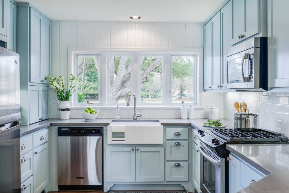 Кухня в пастельных голубых тонах