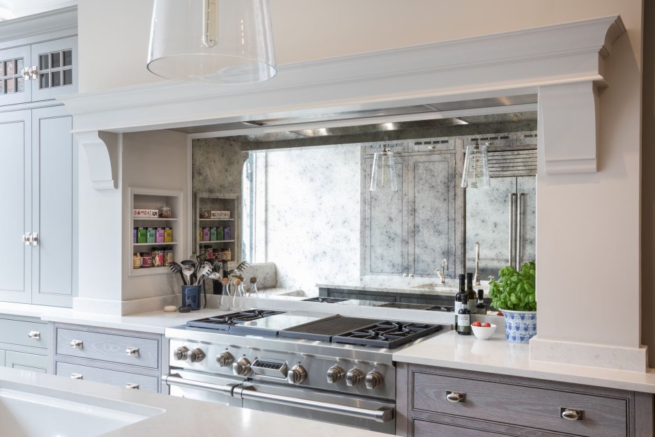 Кухонный гарнитур со столешницей у окна