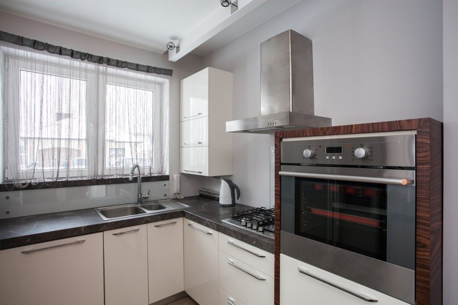 Кухонная плита возле окна