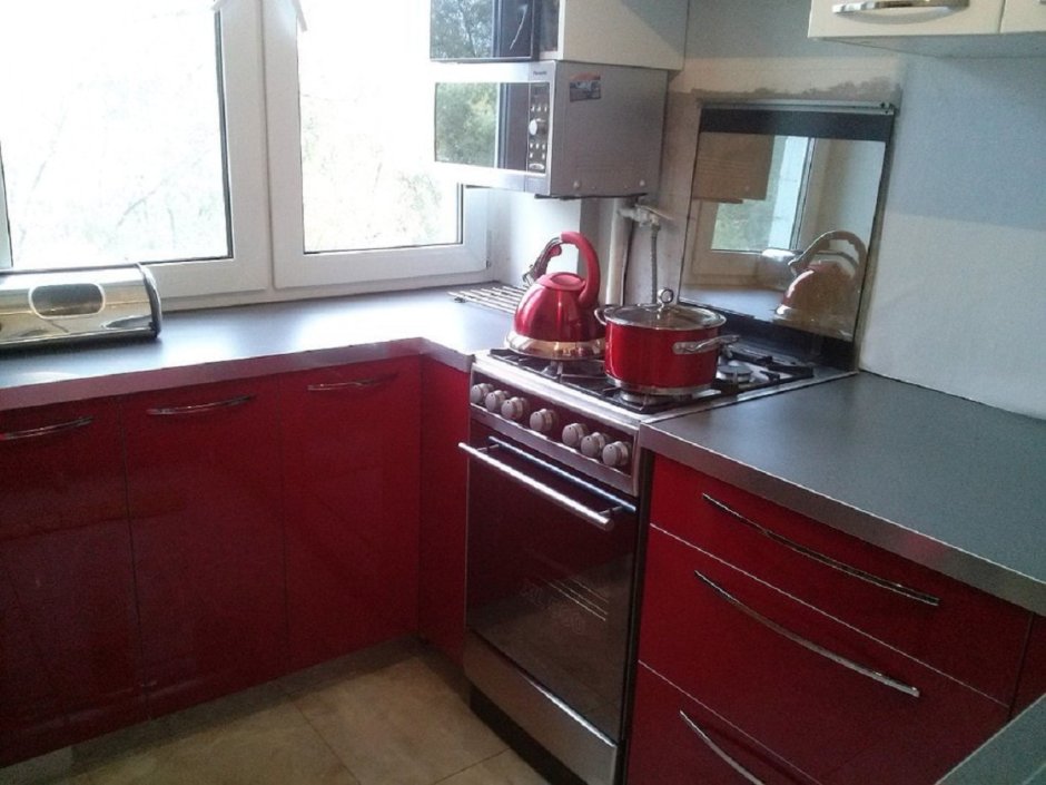 Кухня с рабочей поверхностью у окна