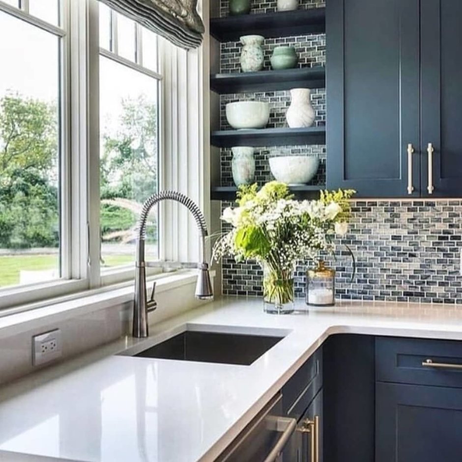 Состаренное зеркало на фартуке кухни