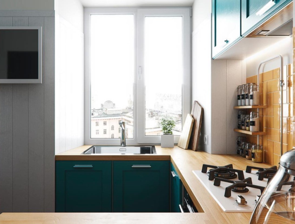 Кухня с мойкой у окна