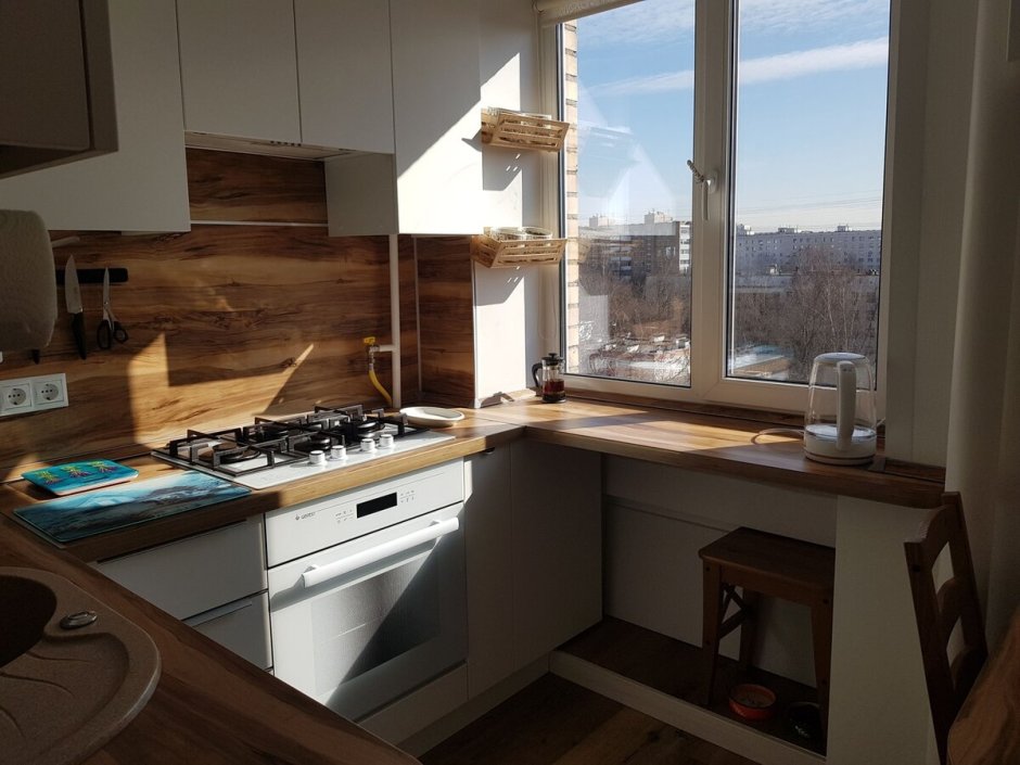 Окна в пол в загородном доме с подоконником