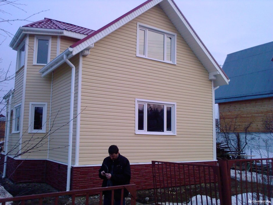 Бежевый сайдинг на доме