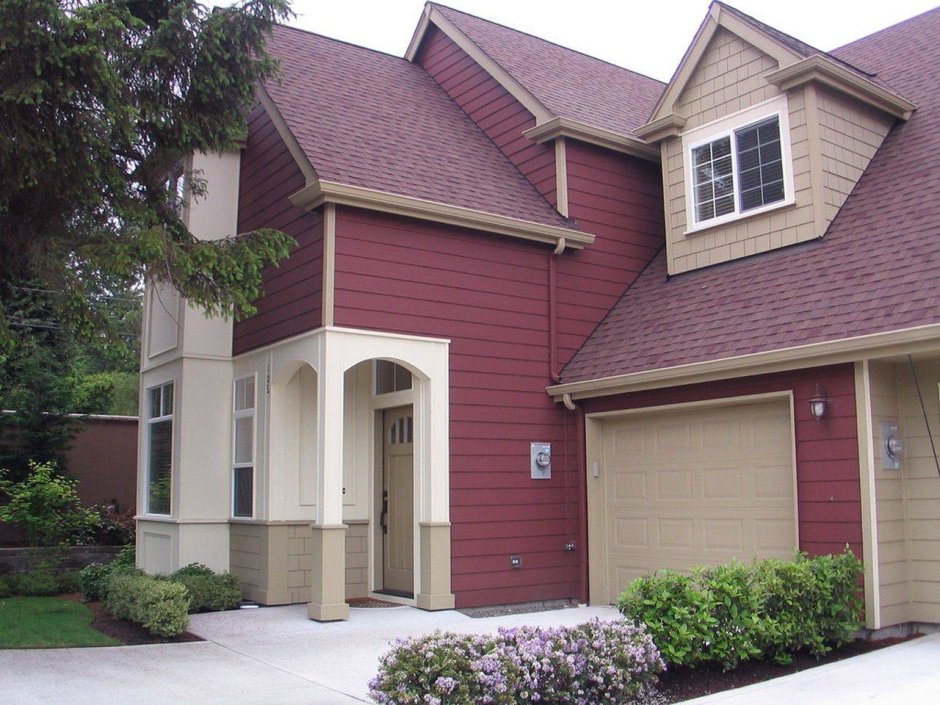 Бежевый дом с красной крышей