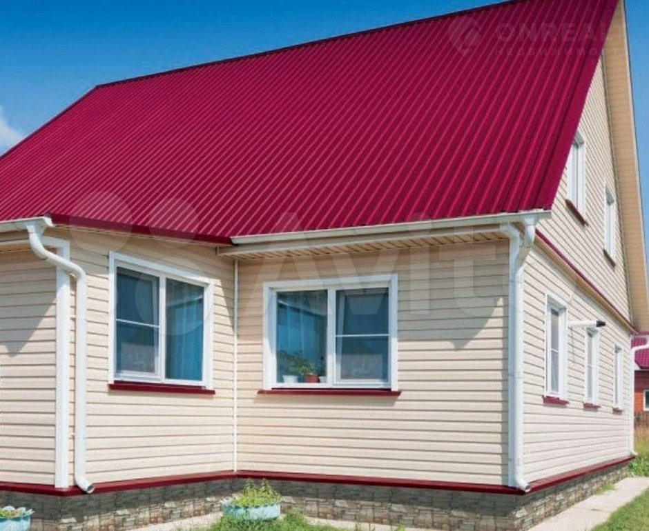 Дом с красной крышей и сайдингом
