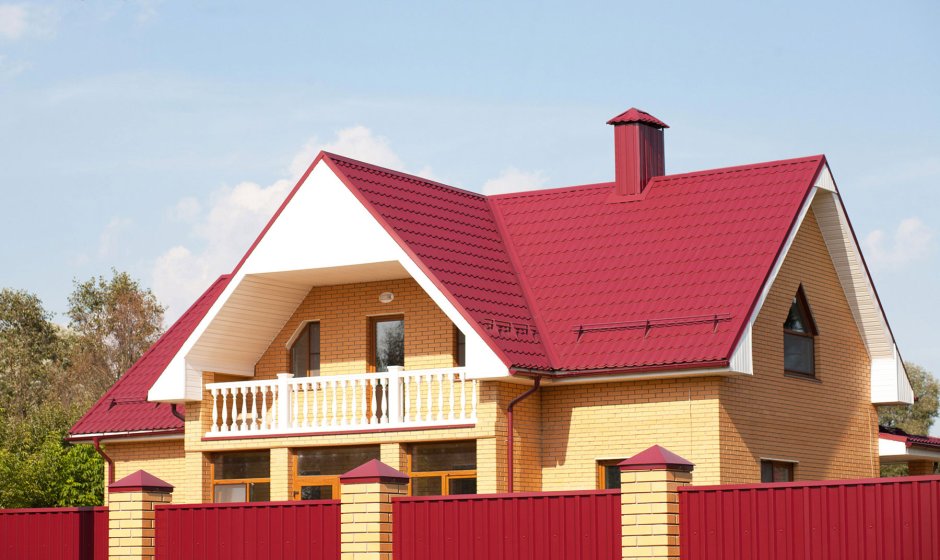 Красный фасад дома