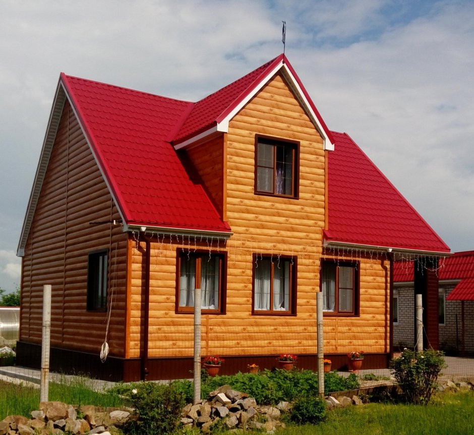 Деревянный дом с красной крышей
