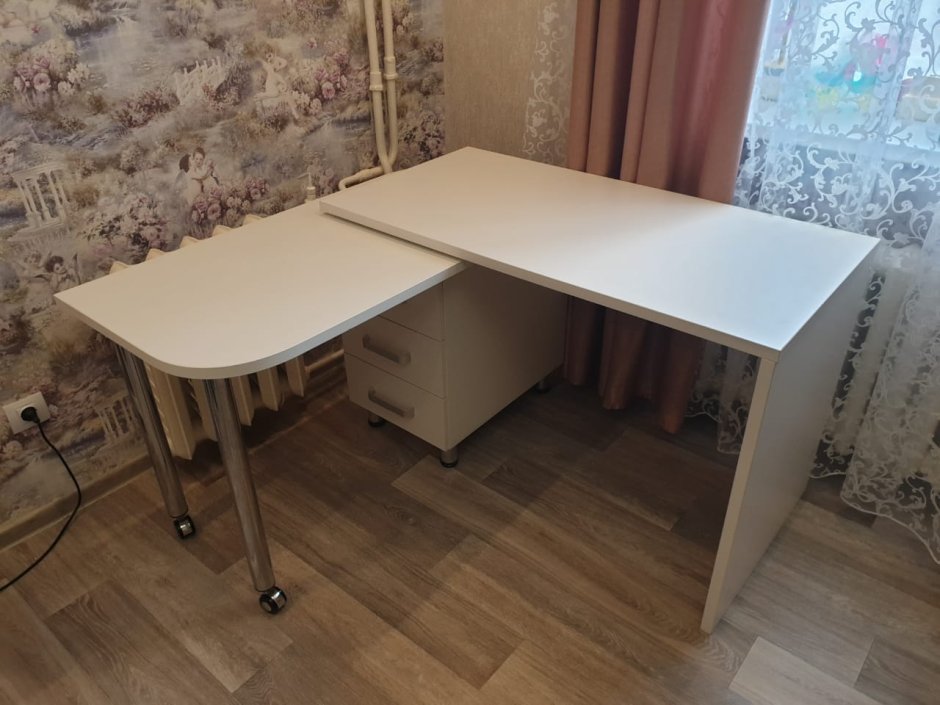Письменный стол с выдвижной столешницей