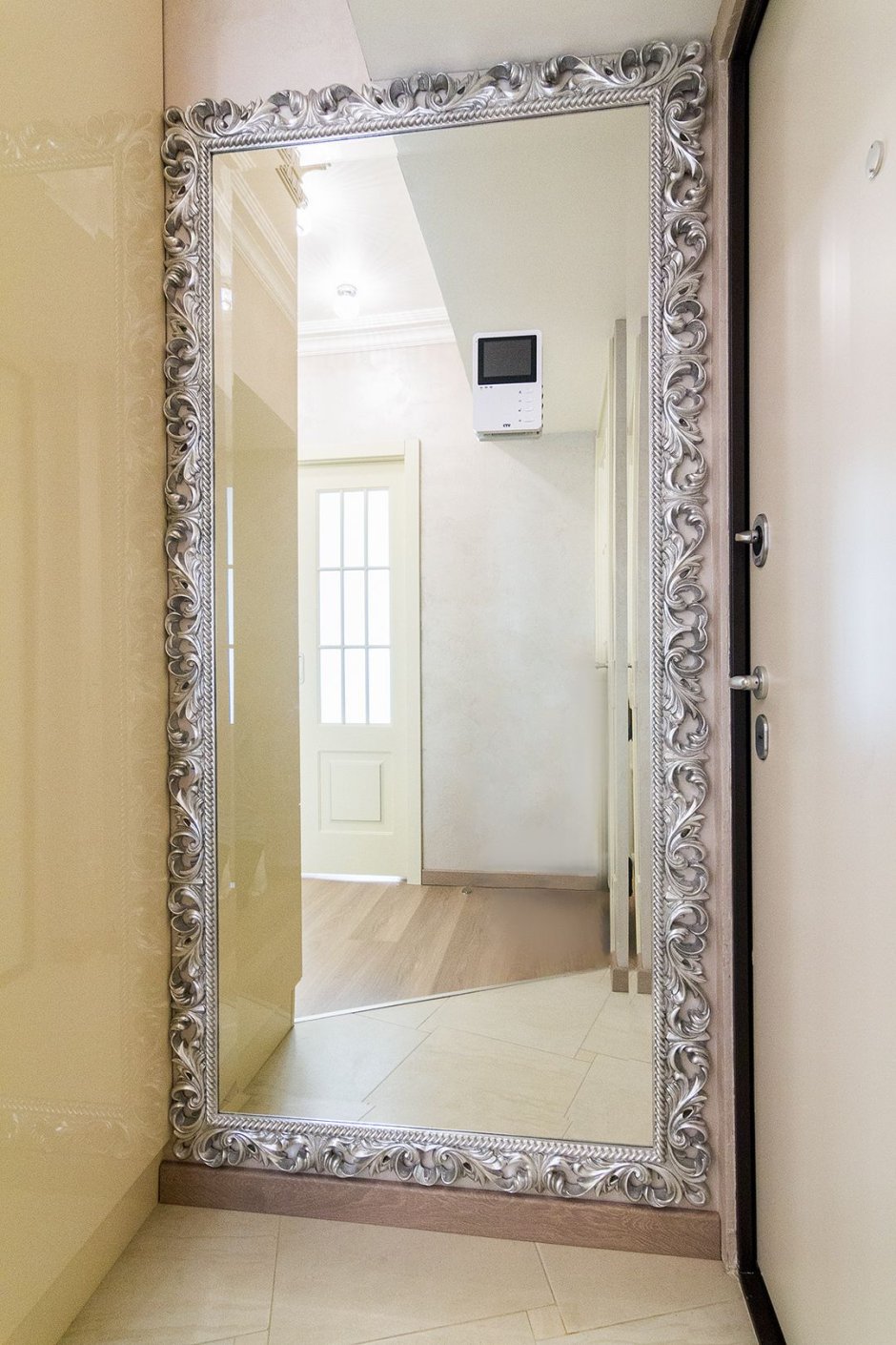 Зеркальная дверь в ванную