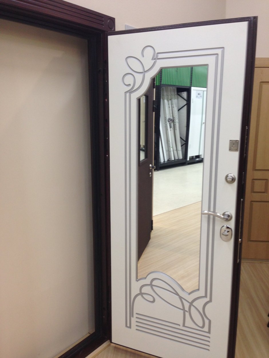 Входная дверь с зеркалом в интерьере
