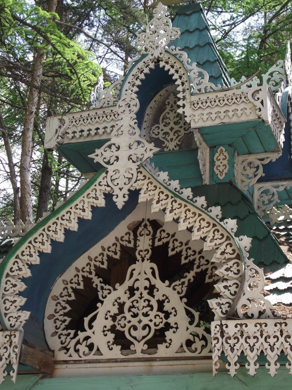 Прорезная резьба фронтон