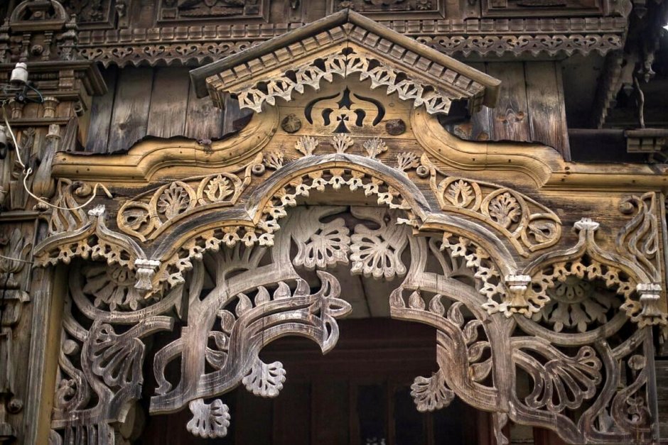 Прорезная домовая резьба наличники