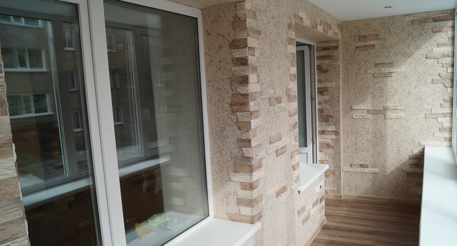 Отделка балкона декоративным камнем
