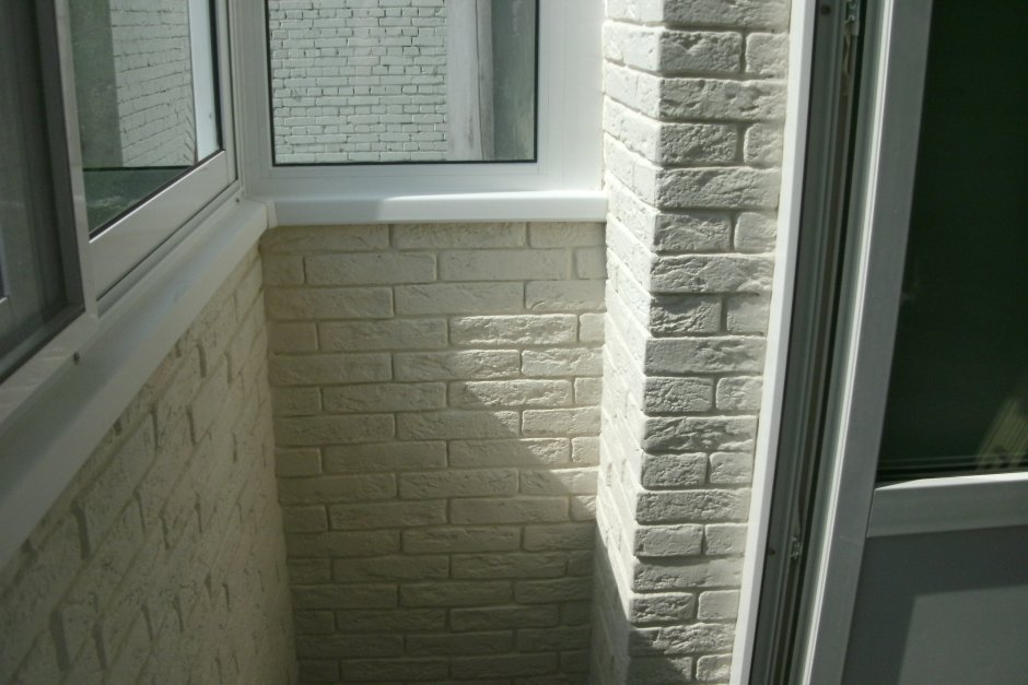 Отделка балкона кирпичиком декоративным
