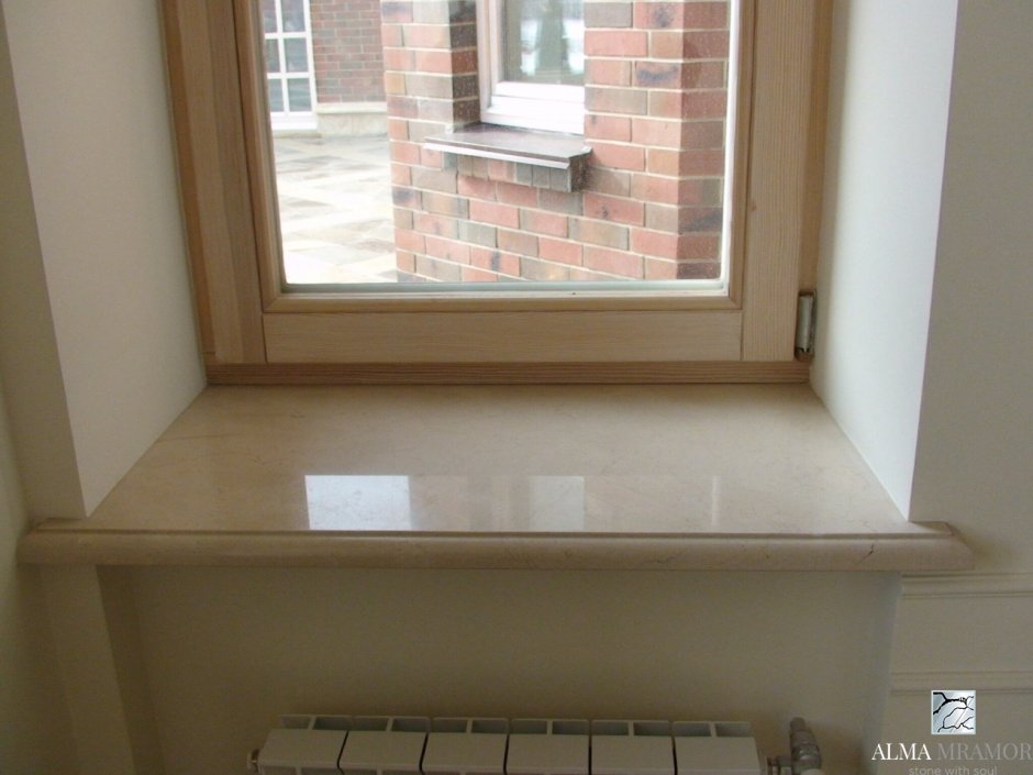 Подоконник из искусственного камня у двери на балкон