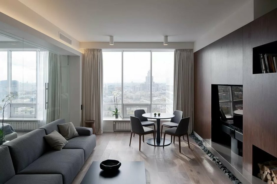 Гостиная с панорамными окнами в квартире