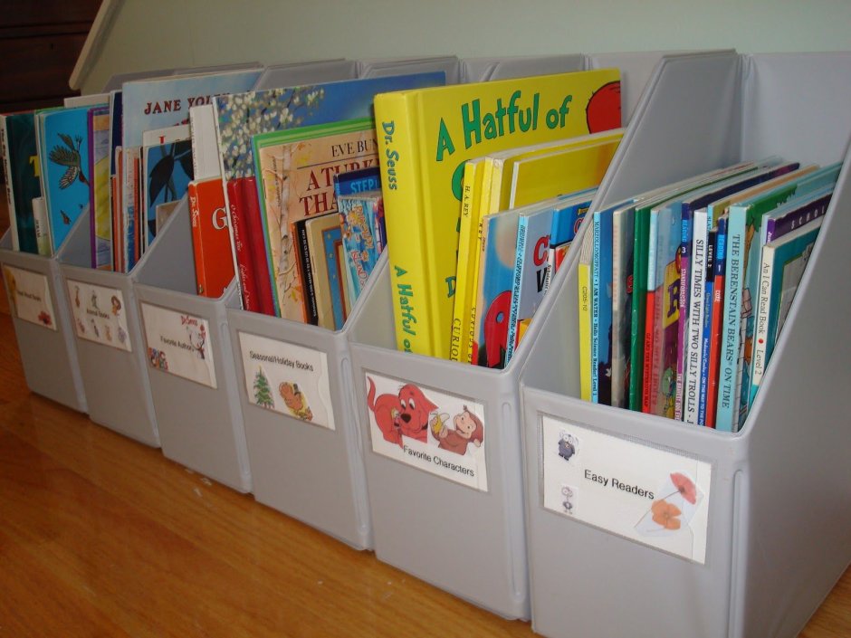 Ящики для детских книг в библиотеке