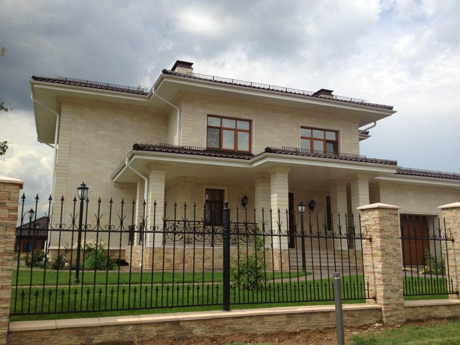 Дом в современном стиле из дагестанского камня