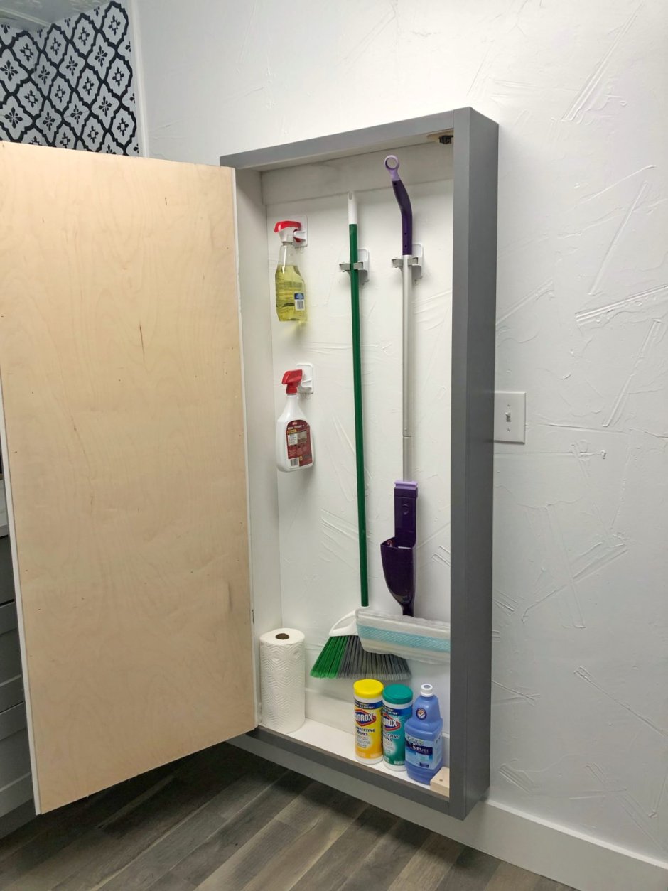 Шкаф для уборочного инвентаря в ванной