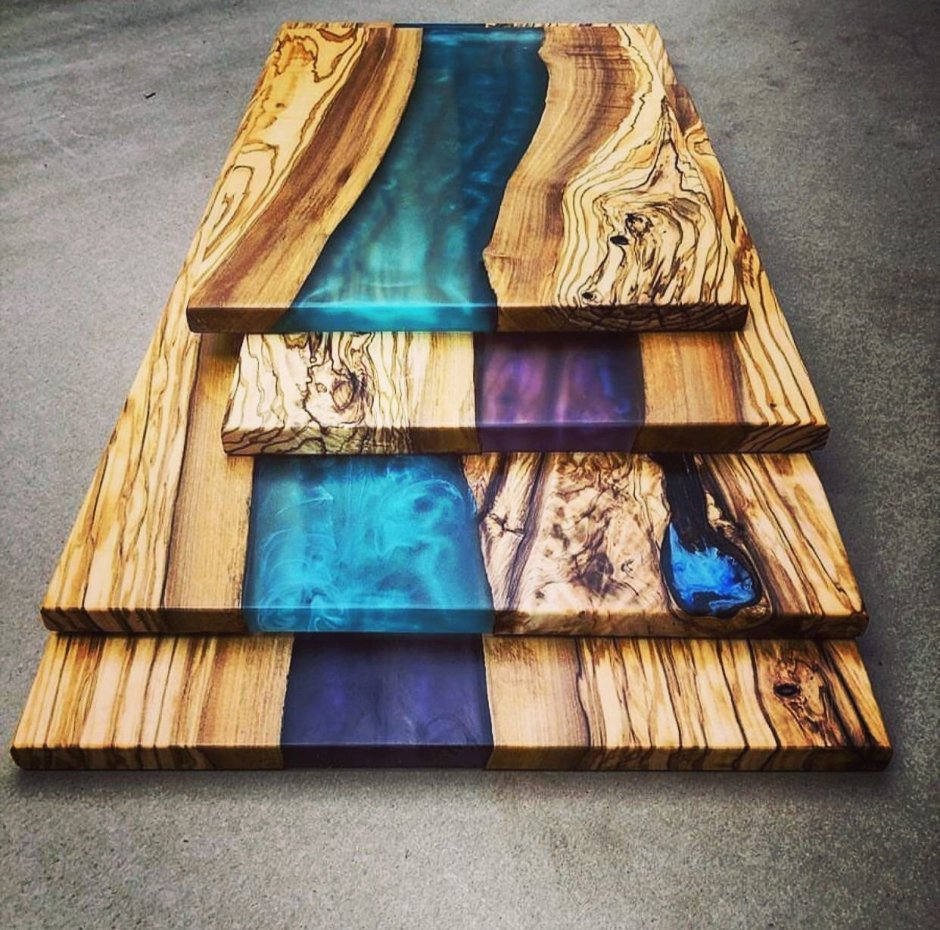 Лестница из эпоксидной смолы и дерева