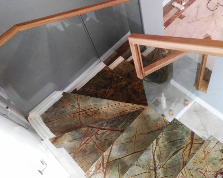 Лестница из эпоксидной смолы и дерева