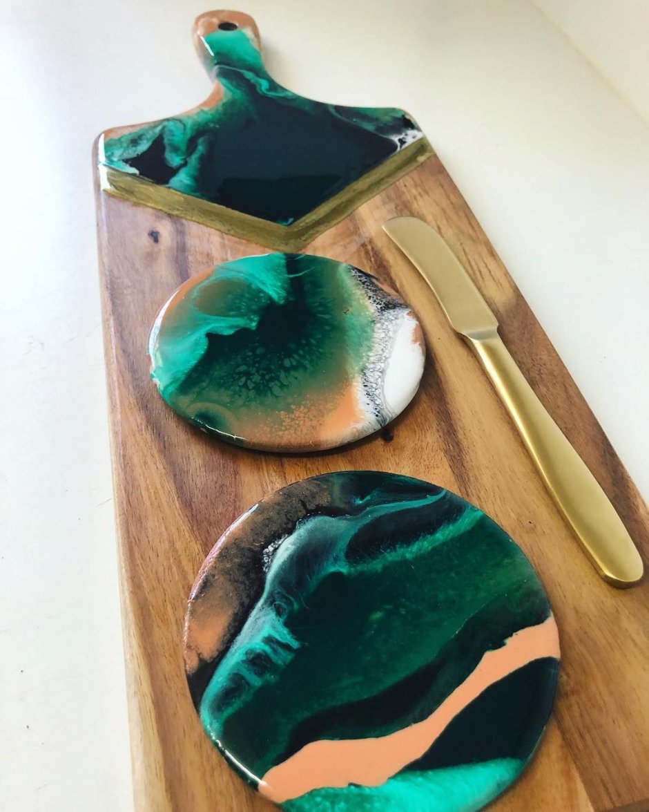 Стол из эпоксидной смолы и дерева