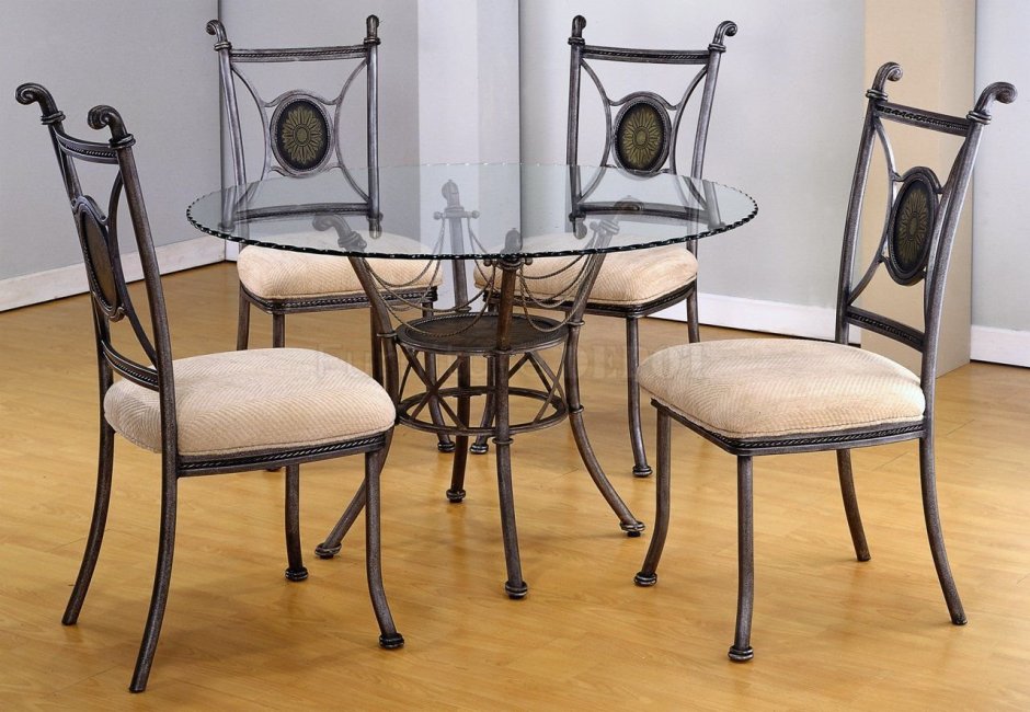Металлические стулья в интерьере кухни