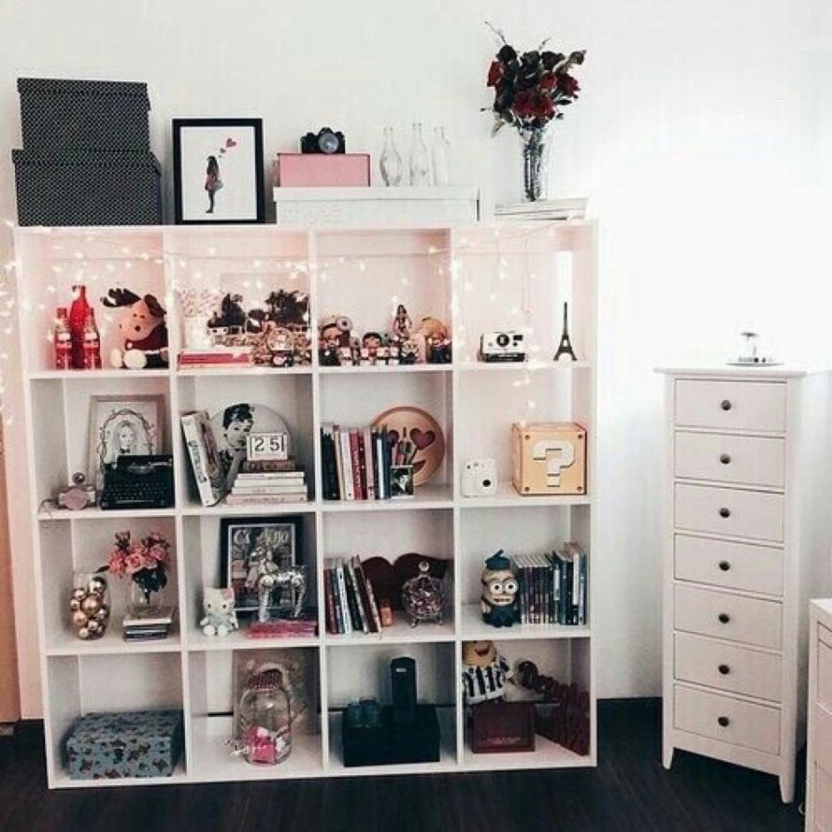 Комната для девушки со стеллажом