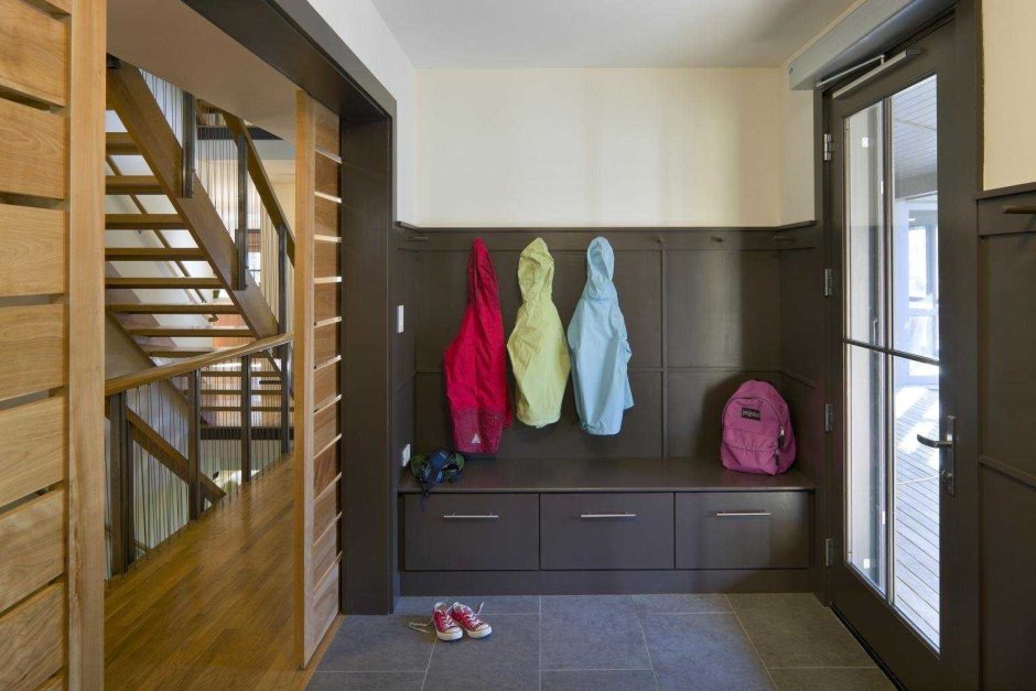 Прихожая в деревянном доме