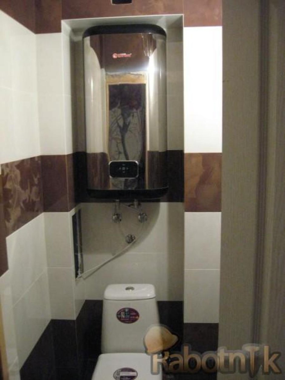 Водонагреватель в шкафу в туалете