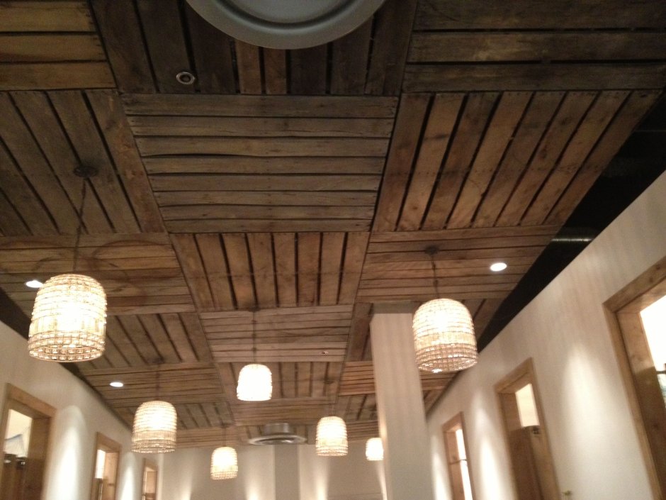 Грубый деревянный потолок