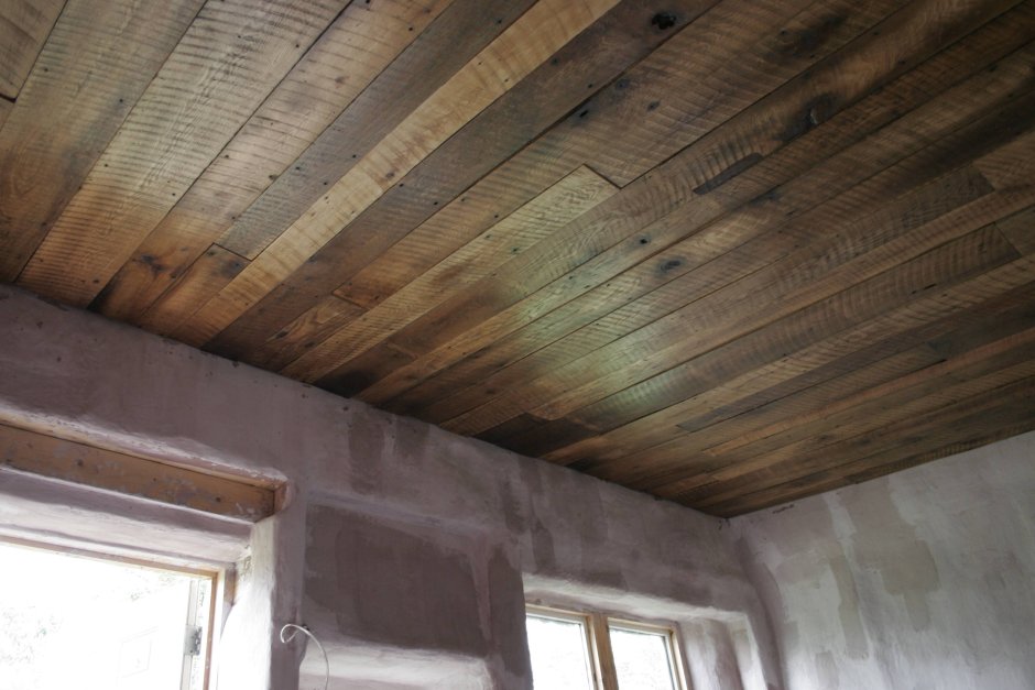 Подшивка потолка по деревянным балкам доской