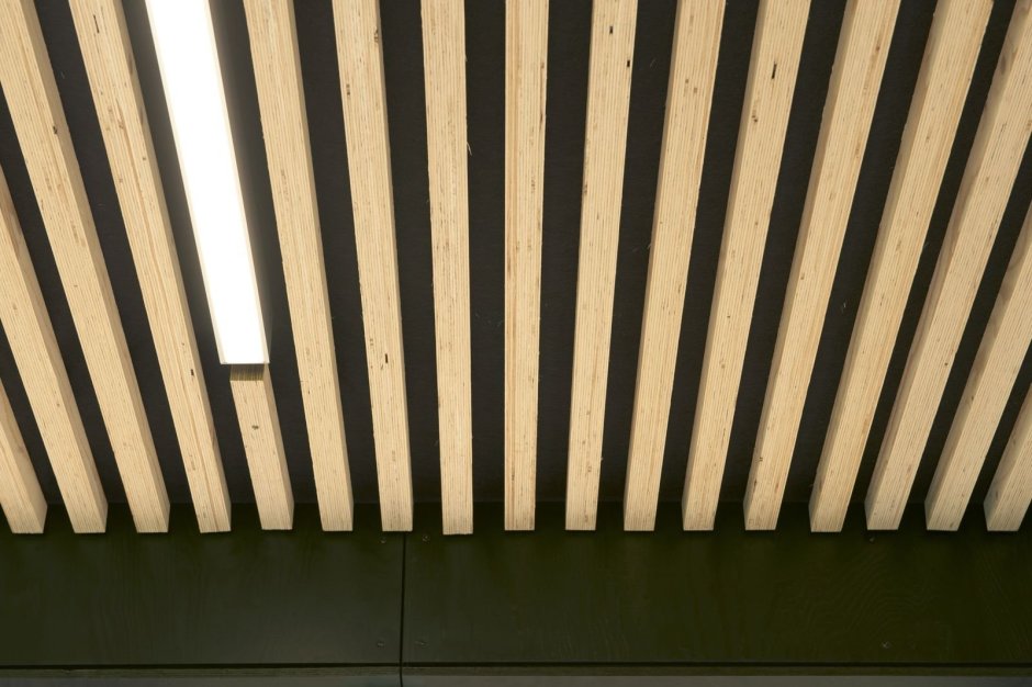 Потолок из деревянных реек с промежутками