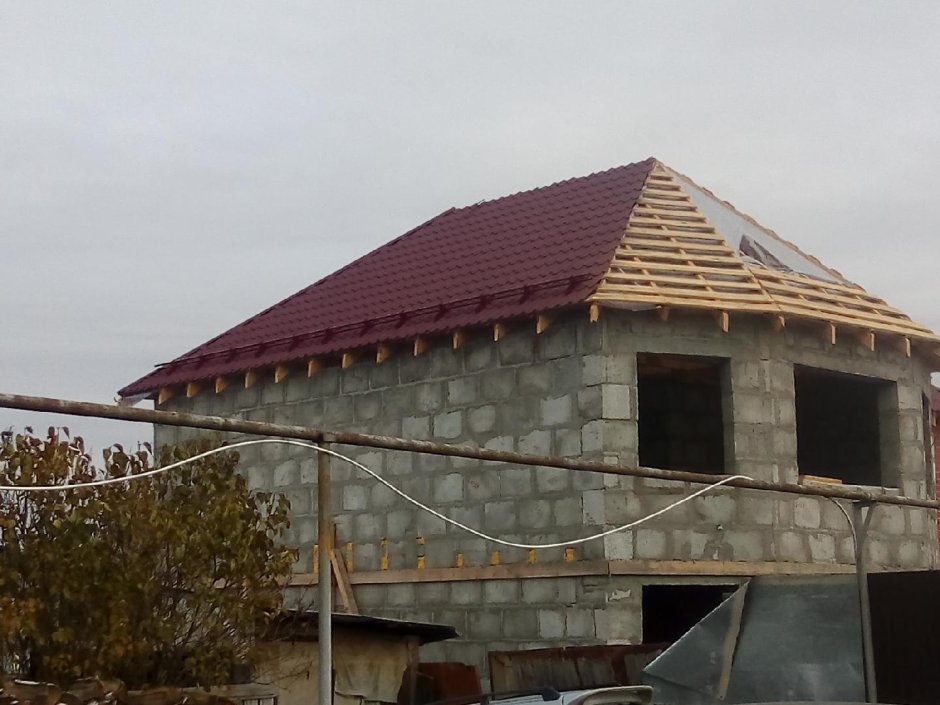 Шатровая крыша с фронтоном