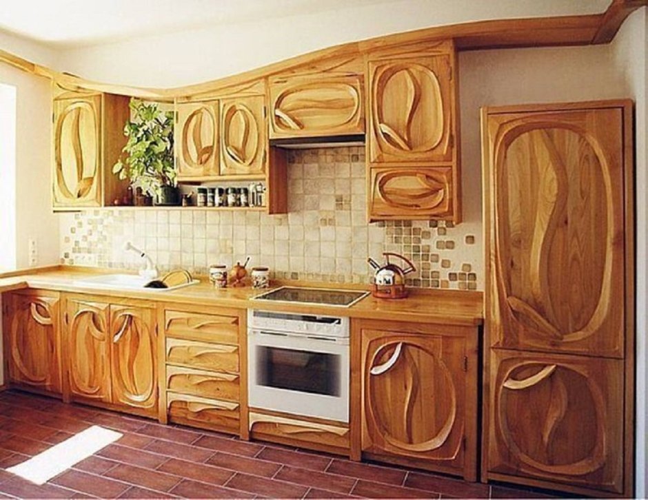 Необычный кухонный гарнитур из дерева