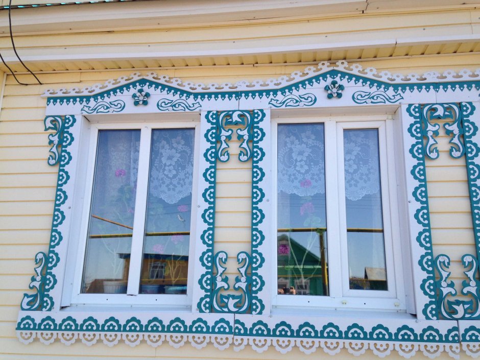 Яркие наличники на окна с татарским орнаментом